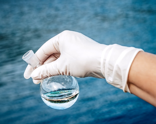 Foto prelevare un campione d'acqua in uno stagno per controllare la qualità dell'acqua