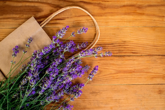 Takjes lavendel op een houten ondergrond