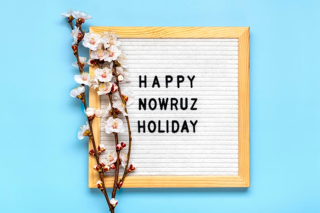 Takjes van de abrikozenboom met bloemen en tekst Happy Nowruz Holiday