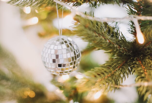 Takken van de kerstboom met ballen speelgoed verlichting decoraties