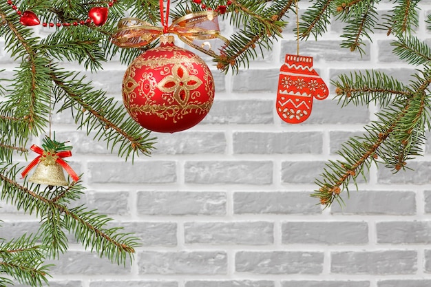 Takken van dennenboom met kerstspeelgoedbal en ornament