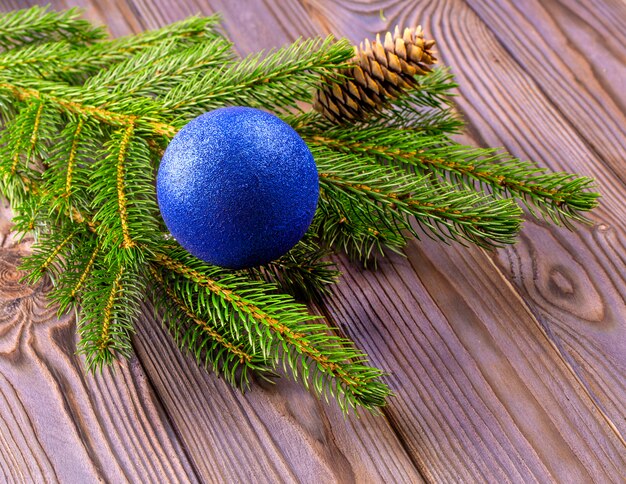 Takken van een kerstboom versierd met blauwe bal