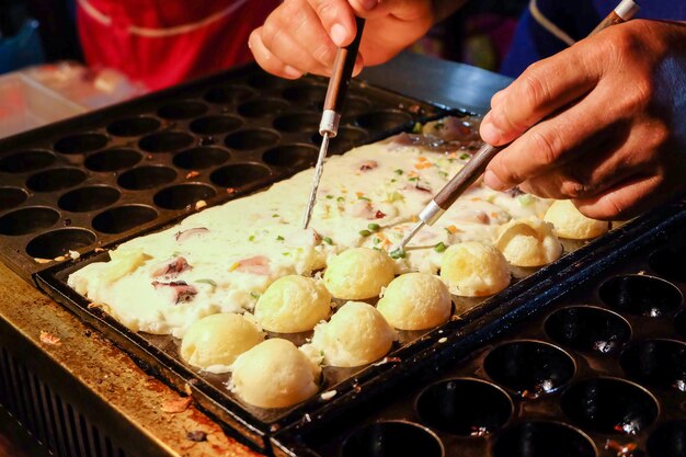 Takoyaki in de pan goed voor het koken.