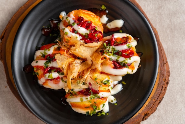 Takoyaki is een Japanse snack in de vorm van een bol, gemaakt van beslag op basis van tarwemeel en gekookt in een speciaal gevormde pan