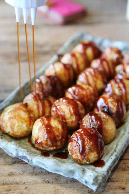 Photo takoyaki on wood background