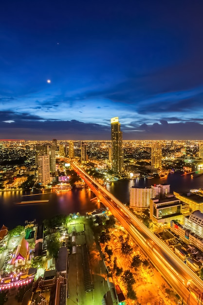 Taksin-brug in de stad Bangkok