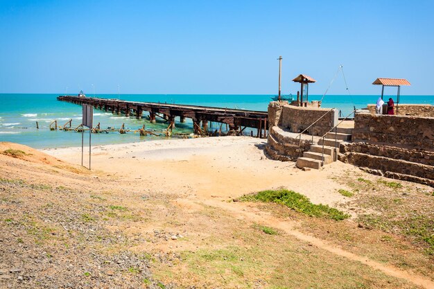 Talaimannar-pijler, sri lanka. talaimannar ligt aan de noordwestkust van het eiland mannar en ongeveer 29 kilometer van de indiase stad dhanushkodi.