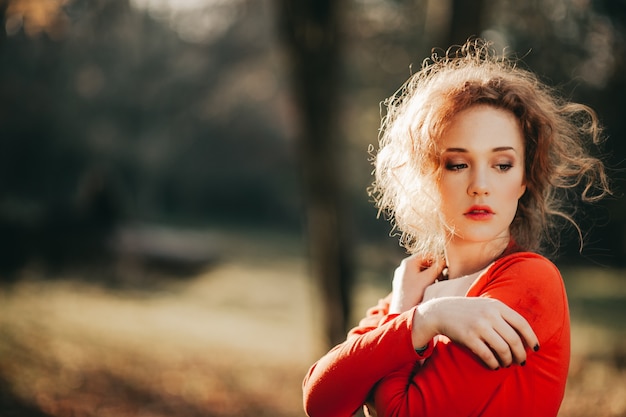 Racconto. ragazza redhead fantastica in una foresta misteriosa