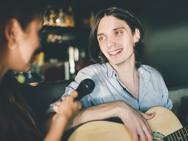 Talent show deelnemer geeft interview. beroemde persoon beroemdheid levensstijl. publiciteitsconcept