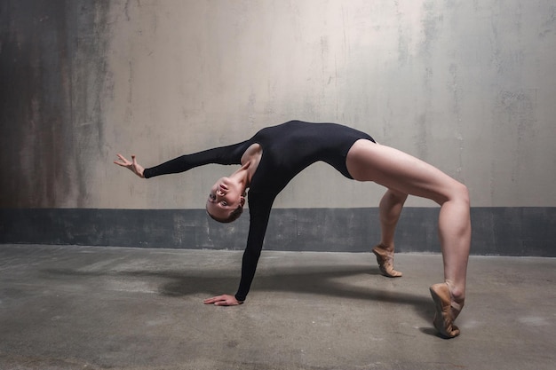 Foto talentdanser die brughouding doet. studio opname. sportconcept
