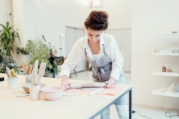 Un talentuoso maestro ceramista dall'argilla fa il suo lavoro in studio workshop una persona fa ceramica fatta a mano