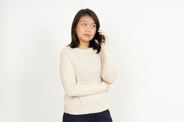 흰색 배경에 고립 된 아름 다운 아시아 여자의 슬픈 얼굴로 전화 통화