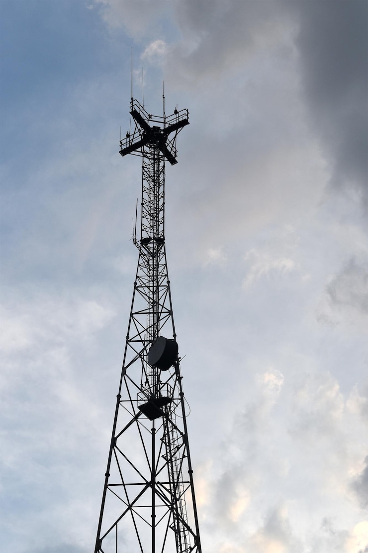 Photo tall antenna tower