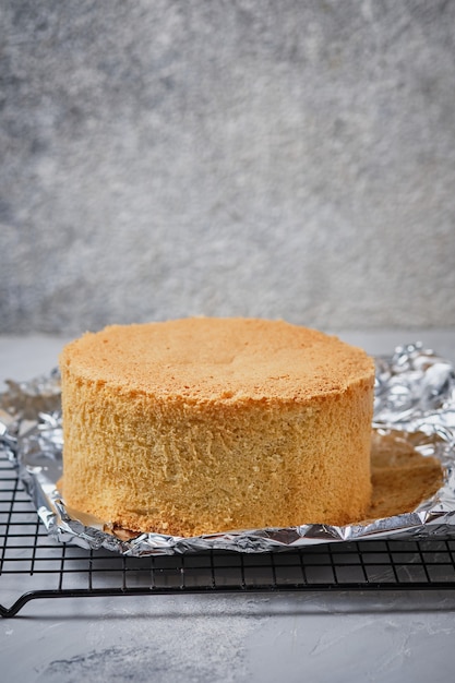 Photo tall baked sponge cake for a classic vanilla cake.