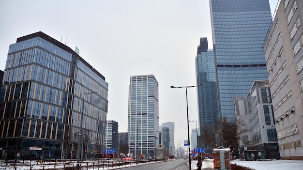 「銀行」と書かれた青い看板のある高い建物。