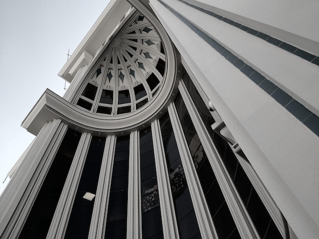 Photo a tall building with a large window