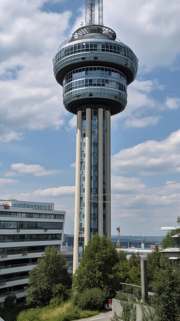 Высокое здание с вывеской "Hampden Tower".