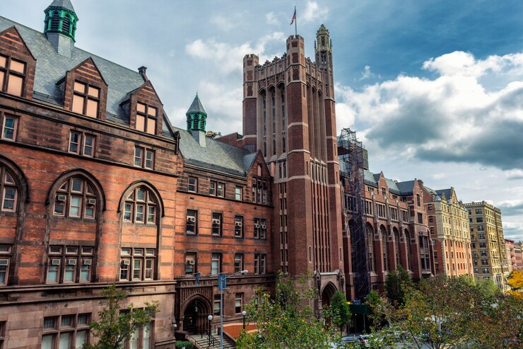 ニューヨーク、米国の背の高い歴史的な大学の建物