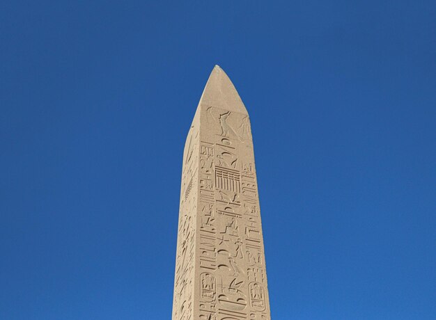 Photo a tall obelisk with the word 