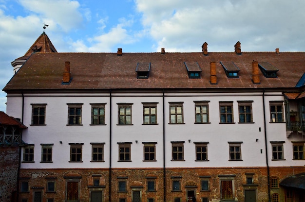 Высокие шпили и башни крыша старого древнего средневекового замка в стиле барокко готика ренессанса