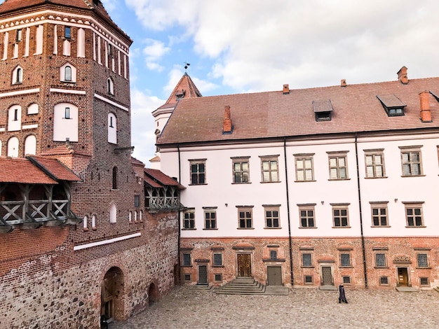 背の高い尖塔と古い古代中世のバロック様式の城の屋根、ルネッサンス ゴシック様式の塔