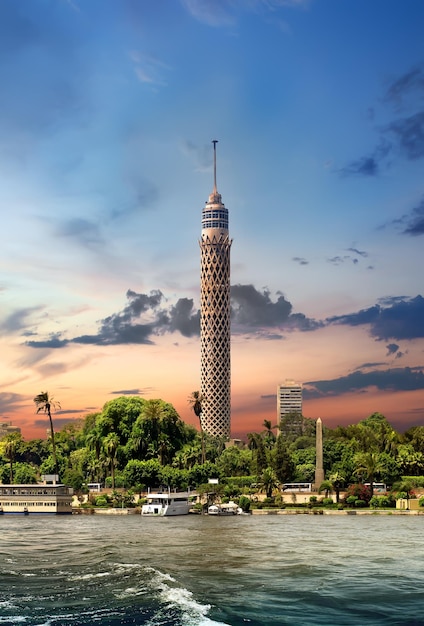 Foto alta torre della tv al cairo vicino al nilo