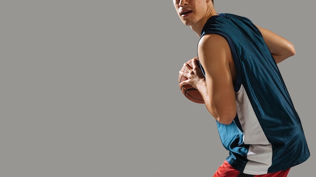 Photo tall young man playing basketball with copy space