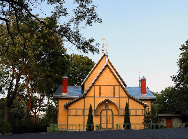 Tallinn, Estland - 29 juni 2019: Sint-Nicolaas houten ortodoxkerk gelegen in het Kopli-gebied in Tallinn