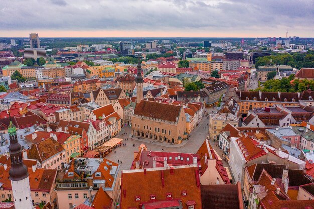 写真 タリンはバルティックのエストニアにある中世の都市です。タリンの旧市街の空撮