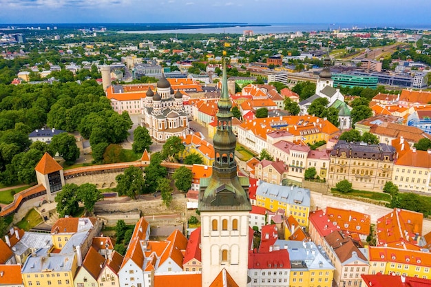 Tallinn is een middeleeuwse stad in Estland in de Baltische staten. Luchtfoto van de oude stad van Tallinn