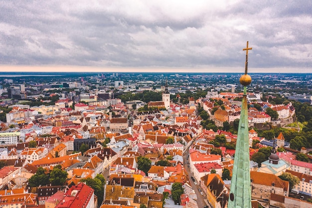 Tallinn is een middeleeuwse stad in Estland in de Baltische staten. Luchtfoto van de oude stad van Tallinn