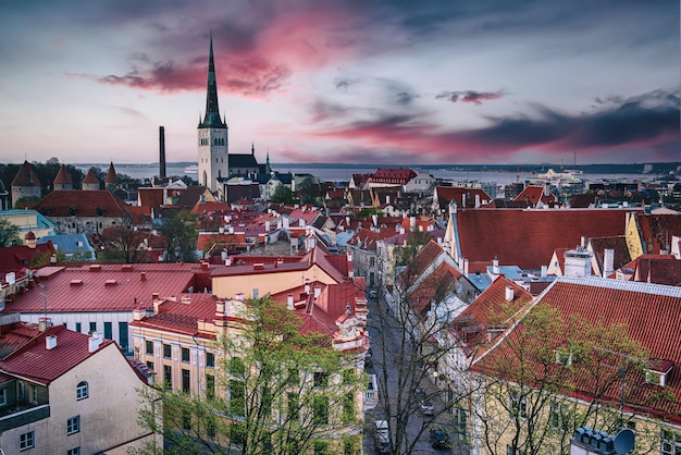 Vista di tallinn al tramonto