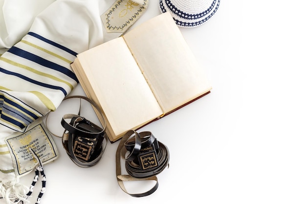 Tallit en tefillin en joodse Kippah yarmulke hoed op witte achtergrond