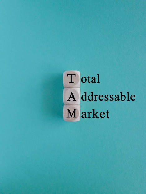 Символ общего адресного рынка ТАМ Концептуальные слова Общий адресный рынок ТАМ на деревянных кубиках