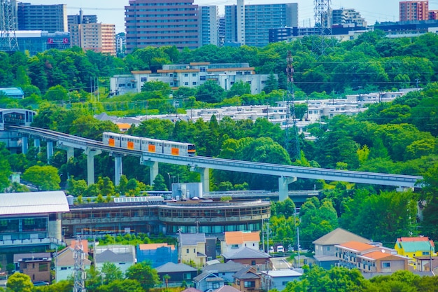 住宅地を走るタマ・モノレール