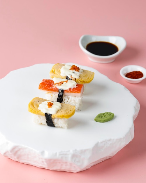 Photo tamago and crabstick sushi roll