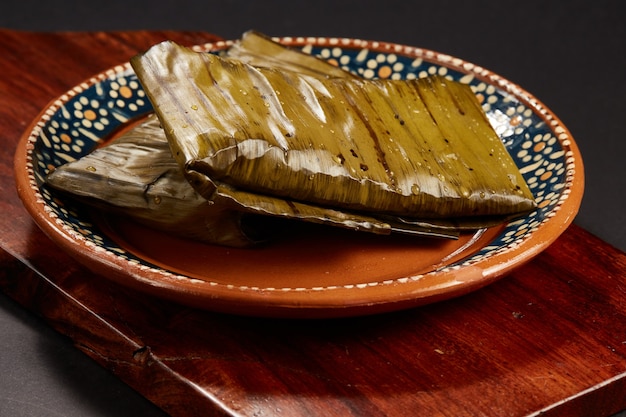 Tamales rancheros de salsa roja con carne de cerdo