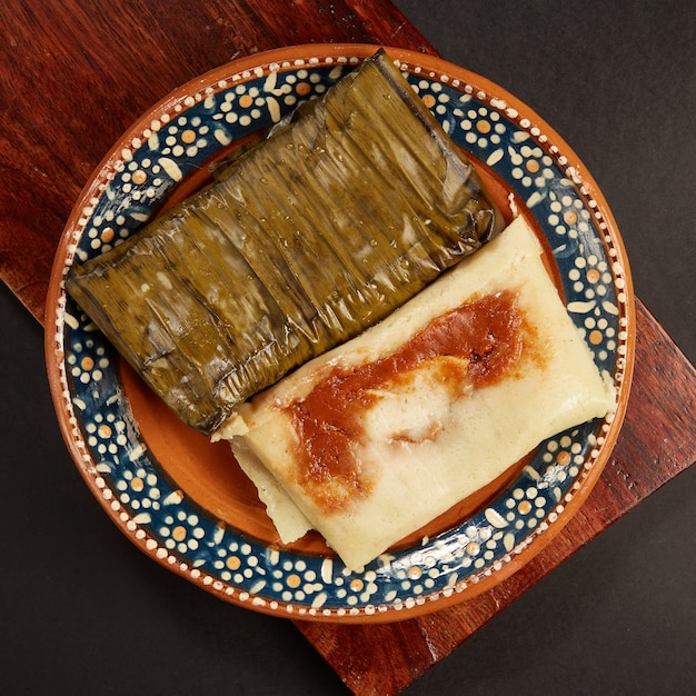 Tamales rancheros de salsa roja con carne de cerdo