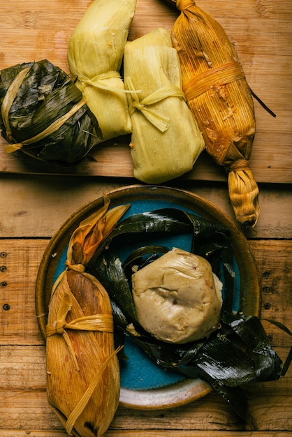 Tamales typisch Mexicaans eten gemaakt van maïs op een houten tafel