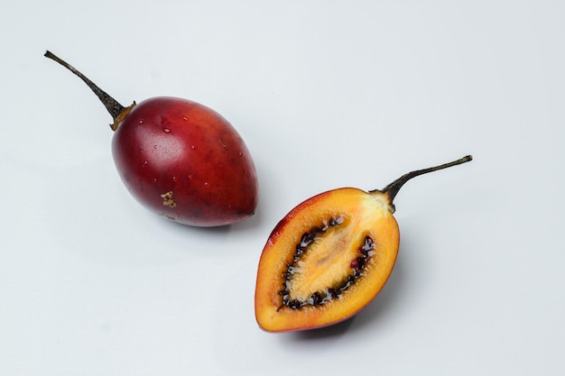 Tamarillo of Nederlandse Aubergine met de Latijnse naam Solanum betaceum.