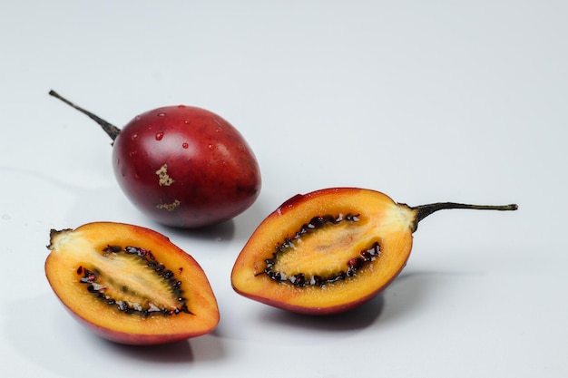 Tamarillo of Nederlandse Aubergine met de Latijnse naam Solanum betaceum.