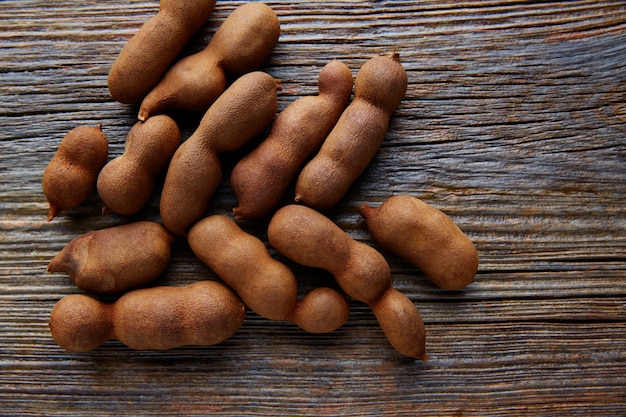 Tamarindo-tamarindevruchten rijp op bruin hout