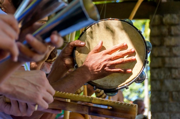 Foto tamboerine en andere meestal rustieke percursie-instrumenten die tijdens capoeira worden gebruikt