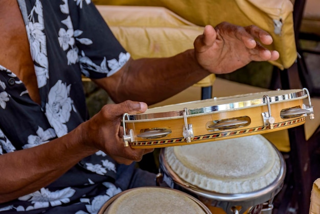 Foto suonatore di tamburello in strada di pelourinho a salvador in bahia durante una performance di samba