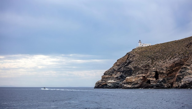 Tamelos Vuurtoren bouwen op het eiland Tzia, Cycladen, Griekenland Speedboot reist op de Egeïsche zee