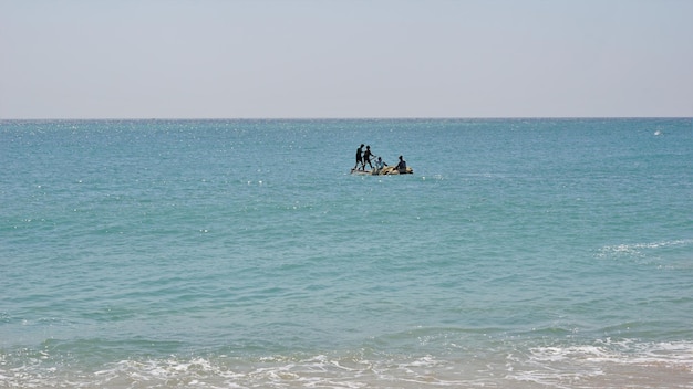 Рыбаки Тамилнаду получают деревянную лодку или катамаран для рыбалки в Бенгальском заливе.