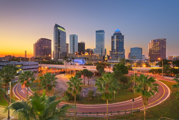 Photo tampa florida usa downtown skyline at dusk