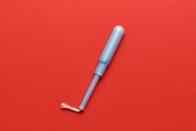 Tampon in verpakking op een rode achtergrond