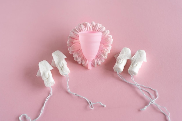 Foto tampons en menstruatiebeker op roze achtergrond