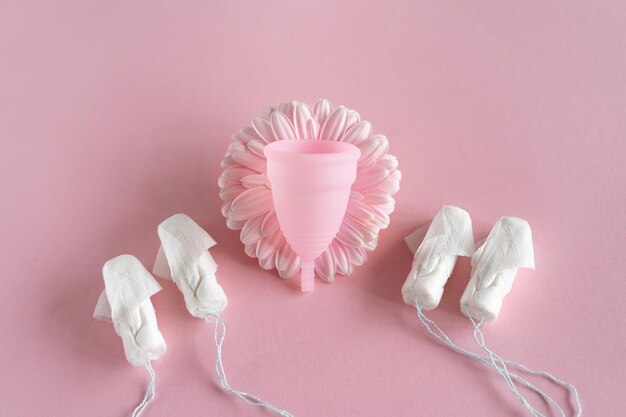 Foto tampons en menstruatiebeker op roze achtergrond